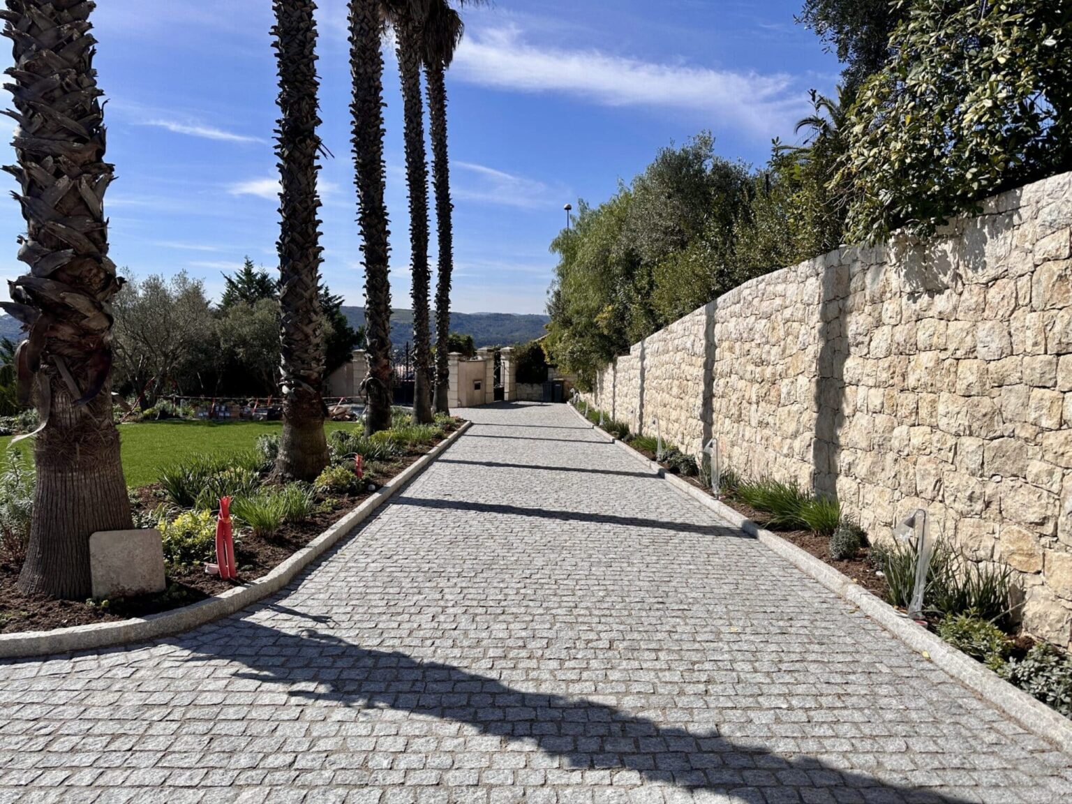 Chantier de pavage en granit gris