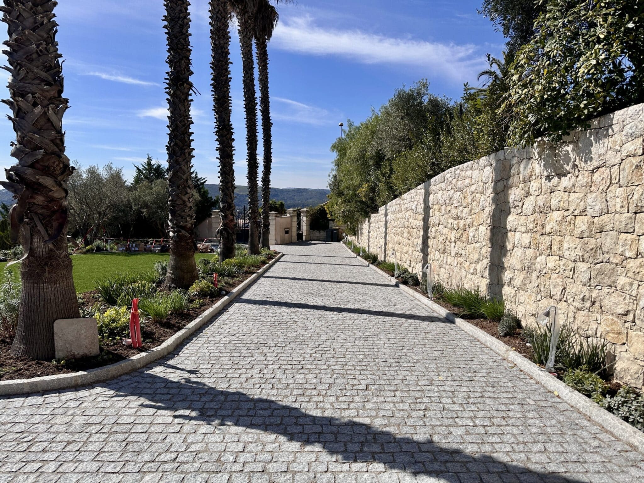 Chantier de pavage en granit gris